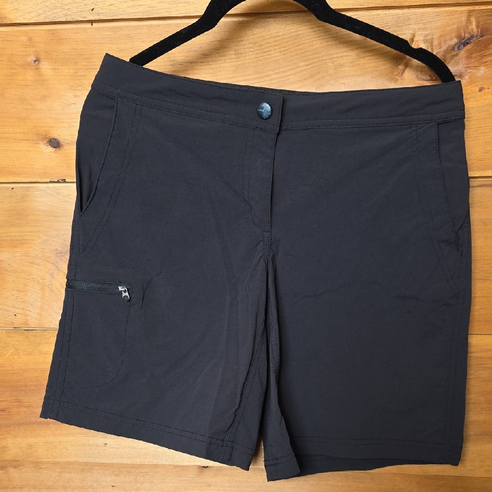 L.L. Bean Black Women's Bermuda Shorts with Zip Pocket Size 4